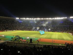 Riuhnya GBK oleh Pekikan Pendukung Semen Padang