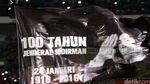 Seorang Penerjun Payung Nyangkut di Atap GBK