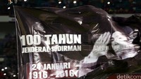 Selain bendera peserta, penerjun juga membawa bendera bergambar Jenderal Sudirman.