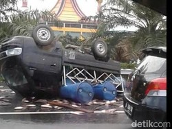 Mobil Pikap Bermuatan Ikan Segar Terbalik di Tol Jagorawi