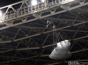 Seorang Penerjun Payung Nyangkut di Atap GBK