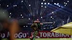 Seorang Penerjun Payung Nyangkut di Atap GBK