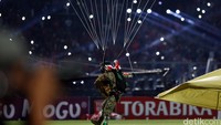 Seorang penerjun mendarat di lapangan GBK.