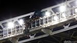 Seorang Penerjun Payung Nyangkut di Atap GBK