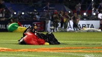 Seorang penerjun sukses mendarat di lapangan GBK.