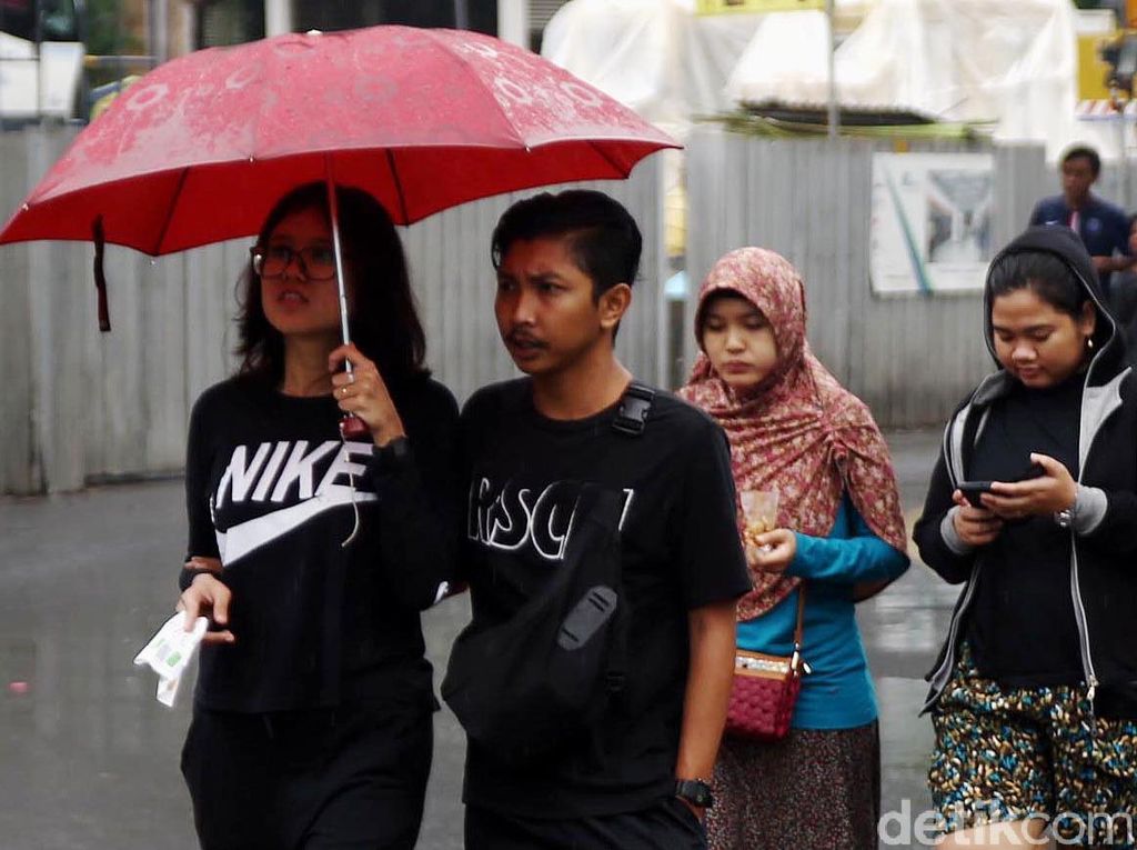 Hujan, CFD Sepi Pengunjung Hujan, CFD Sepi Pengunjung
