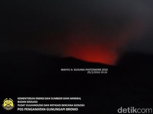 Eksotis, Sinar Api Menyala dari Kawah Gunung Bromo