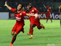 Para pemain Semen Padang merayakan gol.