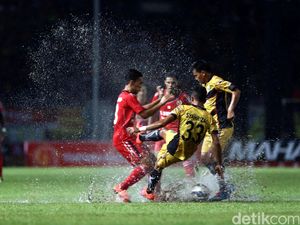 Mitra Kukar Juara Berkat Cecar Sisi Kiri Pertahanan Semen Padang Mitra Kukar Juara Berkat Cecar Sisi Kiri Pertahanan Semen Padang