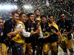 Para pemain Mitra Kukar berpose dengan trofi Jenderal Sudirman.
