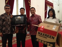 Kagum dengan TV Rakitan Kusrin, Jokowi Beri Tambahan Modal