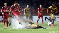 Final Semen Padang melawan Mitra Kukar berlangsung di bawah guyuran hujan.