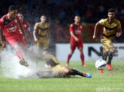 Final Semen Padang melawan Mitra Kukar berlangsung di bawah guyuran hujan.