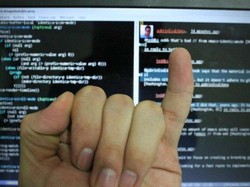 Waspadai Smartphone Pinky Akibat Sering Chat di Ponsel