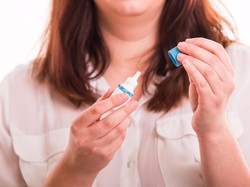 Cara Menggunakan Obat Tetes Telinga yang Aman dan Efektif