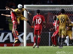 Para pemain Semen Padang berusaha menghentikan serangan para pemain Mitra Kukar.