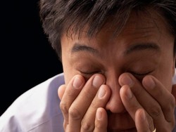 Kontroversial! Dokter Ini Suntikkan Sel Punca Ke Mata untuk Sembuhkan Kebutaan