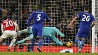 Arsenal coba mengejar ketinggalan, namun sejumlah peluang dapat dimentahkan oleh Thibaut Courtois. Reuters/John Sibley.