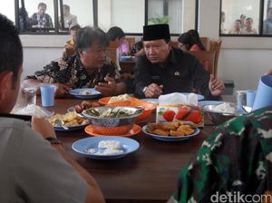 Bupati Pasuruan Sarapan Bareng Puluhan eks Gafatar Bupati Pasuruan Sarapan Bareng Puluhan eks Gafatar