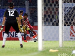 Semen Padang melakukan serangan di daerah pertahanan Mitra Kukar.