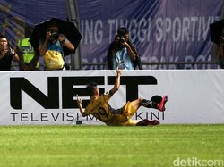 Yogi Rahadian merayakan gol usai membobol gawang Semen Padang.