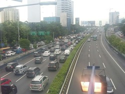 Cegah Macet di Long Weekend, Ingat Jangan Parkir di Bahu Jalan di Tol