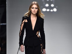 Penampilan Seksi Supermodel Dunia di Fashion Show Versace