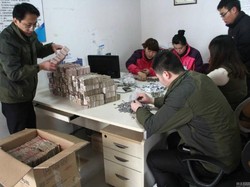 Pria Ini Bayar DP Mobil Rp 109 Juta dengan Koin