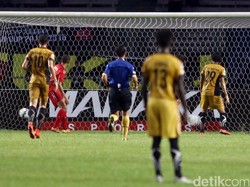 Mitra Kukar membobol gawang Semen Padang.