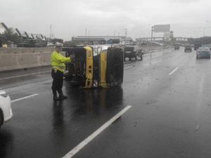 Truk Terguling di Tol Pluit Arah Priok Akibat Jalanan Licin, Waspada!