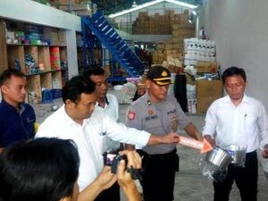 Distributor Panci Berstiker Arab Digerebek, Pemilik: Barang Saya Peroleh dari Sidoarjo