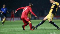 M Nur Iskandar bersaha melewati pengawalan ketat lawan.