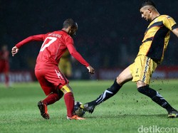 M Nur Iskandar bersaha melewati pengawalan ketat lawan.