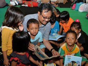 Gus Ipul Hibur Anak-anak Gafatar dengan Mendongeng