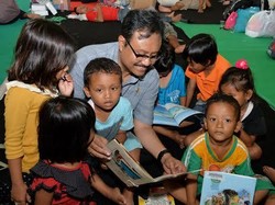 Gus Ipul Hibur Anak-anak Gafatar dengan Mendongeng
