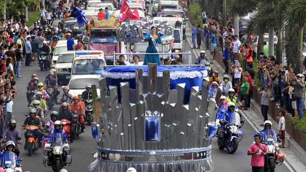 Miss Universe 2015 Diarak di Manila