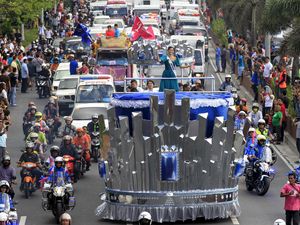 Miss Universe 2015 Diarak di Manila