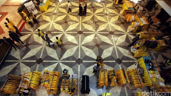 Menuai Rezeki dari Aksesoris Partai Golkar
