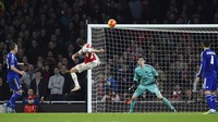 Laga dimulai dengan cukup menjanjikan pertarungan seru, saat kedua tim langsung bertukar serangan di awal-awal. Namun situasi berubah saat Mertesacker menerima kartu merah, usai melakukan tekel sebagai pemain outfield terakhir terhadap Costa yang berlari menghadapi Petr Cech. Reuters/Dylan Martinez.