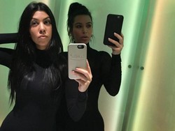 Selfie Tanpa Makeup Berdua Kourtney, Wajah Kim Kardashian Tak Dikenali