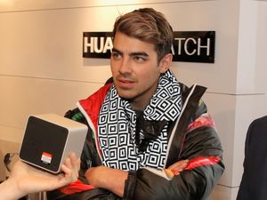 Joe Jonas dan Sophie Turner Kepergok Tinggalkan Hotel Bersama