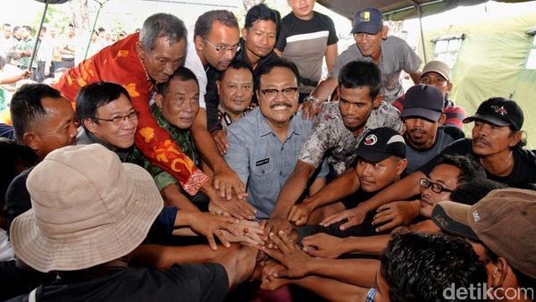 Gus Ipul Tinjau Pengungsi Eks Gafatar