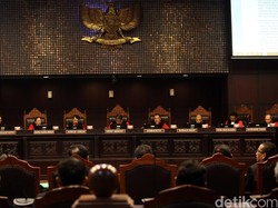 Canda Hakim Konstitusi di Tengah Sidang Pilkada Serentak yang Serius