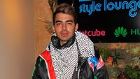 Joe Jonas Berjaket Gambar Mie Ayam dan Petai, Ini Fotonya!