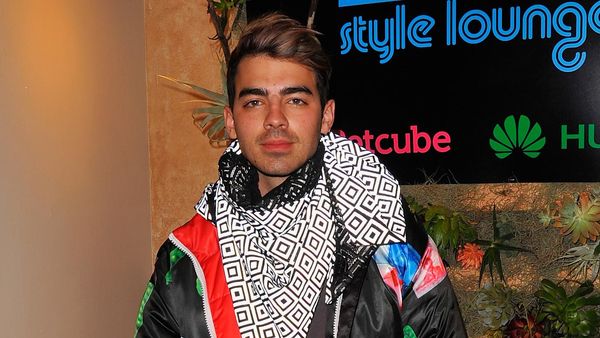 Joe Jonas Berjaket Gambar Mie Ayam dan Petai, Ini Fotonya!