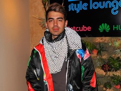 Selain Jaket Petai Joe Jonas, Ini 6 Desainer yang Terinspirasi Ikon Indonesia