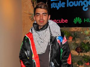 Ini Desainer Indonesia di Balik Jaket Petai & Uang Rupiah Joe Jonas Ini Desainer Indonesia di Balik Jaket Petai & Uang Rupiah Joe Jonas