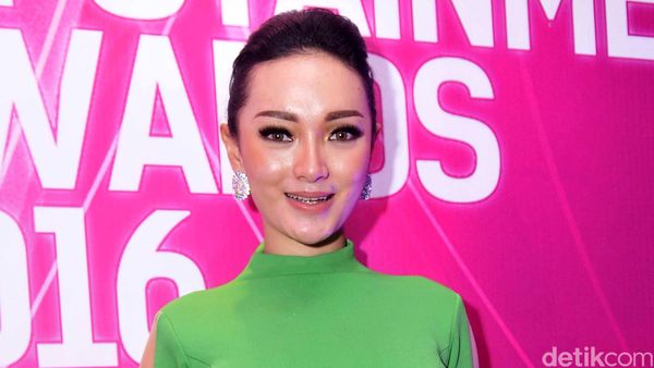 Dibalut Jumpsuit Ketat, Zaskia Gotik Pamer Lekukan Tubuh