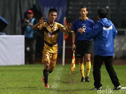 Yogi Rahadian merayakan gol. Dalam pertandingan ini Mitra Kukar berhasil mengalahkan Semen Padang dengan skor 2-1.