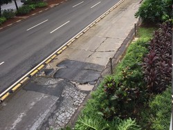 Duh! Banyak Lubang di Jalur Busway Koridor 1